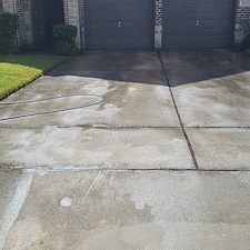 Expert-Driveway-Pressure-Washing-in-League-City-Texas-Restore-Your-Homes-Curb-Appeal 2