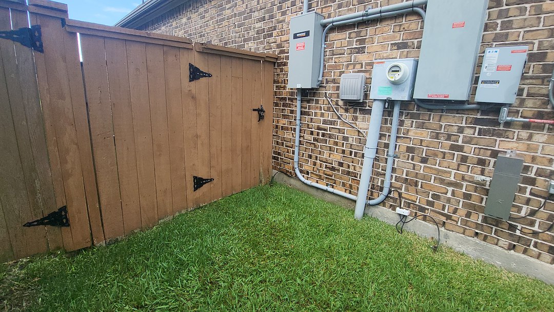 expert house washing in League City Texas -Fence Mold & Mildew Removal